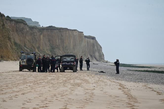 Policiais franceses examinam um corpo descoberto na praia de Sangatte, perto de Calais, de onde muitos migrantes tentam a perigosa travessia do Canal da Mancha para chegar à Grã-Bretanha, em 2 de novembro de 2024.
