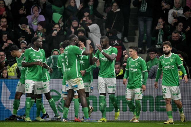 Jogadores do Saint-Etienne, durante partida contra o Estrasburgo, no estádio Geoffroy-Guichard, 2 de novembro de 2024.
