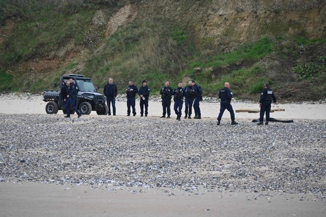 Policiais perto do corpo de um homem encontrado em uma praia de Sangatte, 2 de novembro de 2024.