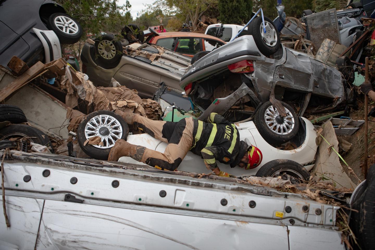 Flooding in Spain: Engulfed in mud, shock and agony, the town of Chiva unites in show of solidarity