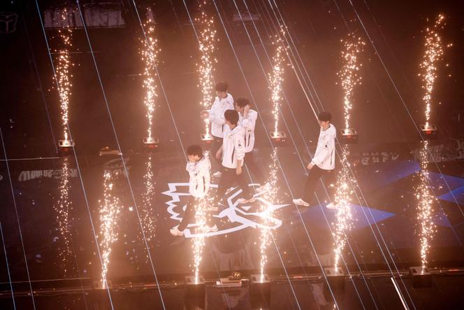 L’équipe sud-coréenne T1 célèbre sa victoire contre l’équipe chinoise Bilibili Gaming lors de la finale du Championnat du monde de League of Legends (LoL) à l’O2 Arena de Londres, le 2 novembre 2024.



