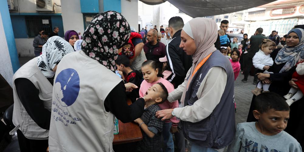 Des enfants palestiniens sont vaccinés contre la poliomyélite lors de la deuxième phase d’une campagne de vaccination, à Gaza, le 2 novembre 2024.