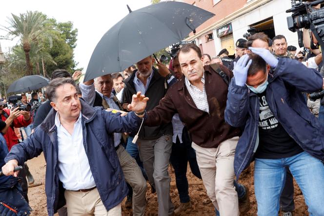 Rei Felipe VI recebe lançamentos de lama, em Paiporta, perto de Valência, Espanha, em 3 de novembro de 2024.