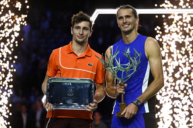Ugo Humbert (à esquerda) e o alemão Alexander Zverev, durante a cerimônia do troféu, domingo, 3 de novembro, no torneio de Bercy, em Paris.