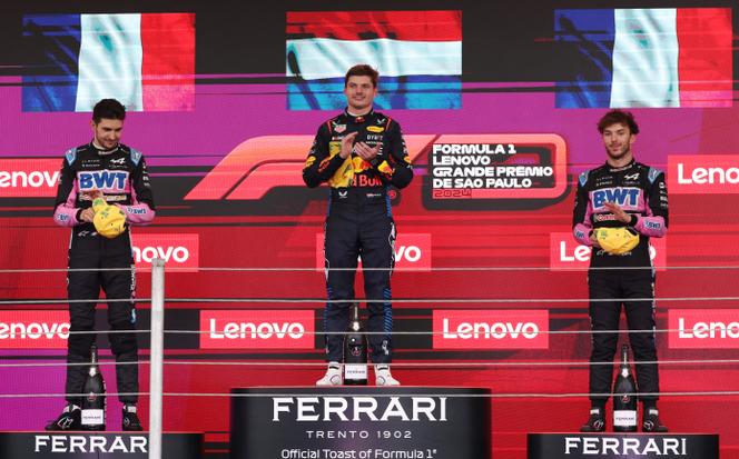 Max Verstappen sur le podium du Grand Prix de formule 1 du Brésil, le 3 novembre 2024. Il devance Esteban Ocoon, deuxième, et Pierre Gasly, troisième.