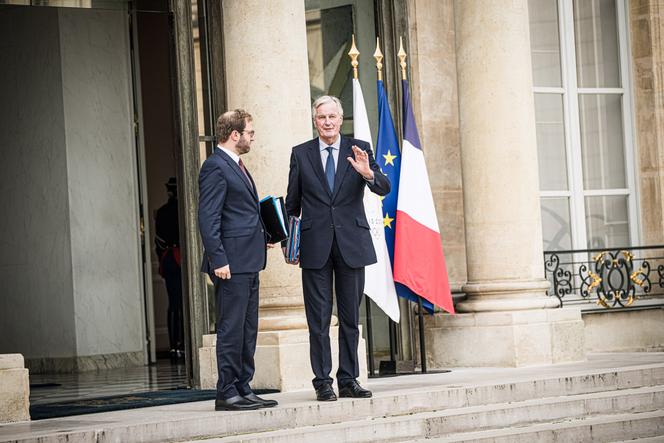 O Primeiro-Ministro, Michel Barnier, e o Ministro da Economia, Finanças e Indústria, Antoine Armand, no final do conselho de ministros, no Eliseu, em Paris, 15 de outubro de 2024.