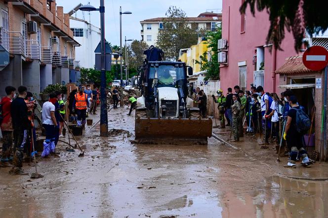 Des militaires et des volontaires participent aux opérations de nettoyage à Alfafar, dans la région de Valence, dans l’est de l’Espagne, le 4 novembre 2024.