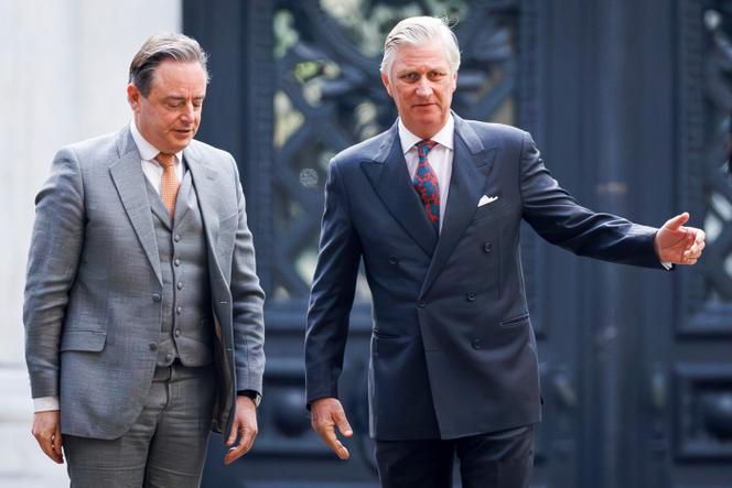 O presidente do N-VA e negociador-chefe da formação governamental, Bart De Wever, deixa o palácio real de Bruxelas, acompanhado pelo rei Filipe da Bélgica, no dia 4 de novembro de 2024.