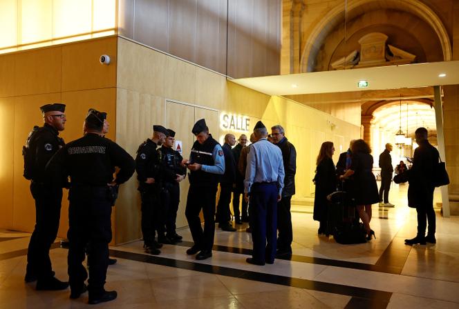 Em frente ao tribunal onde decorre o julgamento de oito pessoas acusadas de terem participado na decapitação de Samuel Paty, no tribunal, em Paris, 4 de novembro de 2024.