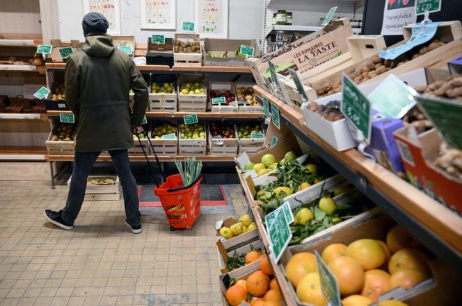Un client fait ses courses au « Super Cafoutch », un supermarché coopératif et participatif à Marseille, le 19 janvier 2023.