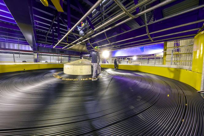 Remplissage des cuves d’un bateau poseur de câble par un câble marin optique, à l’usine de câbles de fibre optique 5G d’Alcatel Submarine Networks, à Calais (Pas-de-Calais), le 9 décembre 2022.

