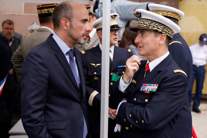Nicolas Lerner (à esquerda), chefe da Direção-Geral de Segurança Externa, em Suresnes (Hauts-de-Seine), 18 de junho de 2024.