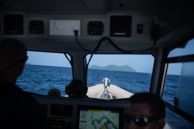 Patrulha da Polícia Aérea e de Fronteiras (PAF) para interceptar barcos que navegam ilegalmente das Comores para a ilha francesa de Mayotte, no Oceano Índico, em 17 de fevereiro de 2024. 