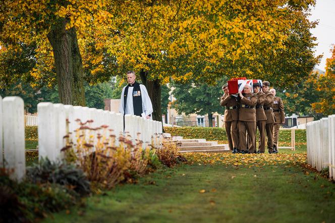 L'enterrement de cinq soldats écossais inconnus, dont les corps ont été récemment retrouvés, au cimetière militaire britannique de Loos-en-Gohelle, dans le nord de la France, le 15 octobre.