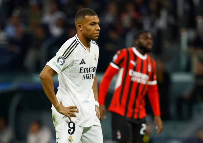 Kylian Mbappé regarde un match Real Madrid contre AC Milan, au stade Santiago Bernabeu, Madrid, Espagne, le 5 novembre 2024.