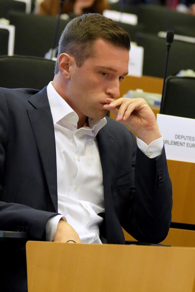 O eurodeputado Jordan Bardella participa na audiência de confirmação da candidata croata Dubravka Suica para o cargo de Comissário para o Mediterrâneo, no Parlamento Europeu, em Bruxelas, terça-feira, 5 de novembro de 2024.