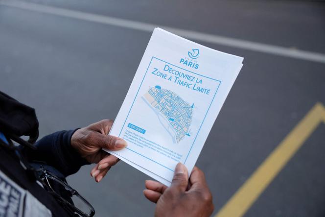Des tracts sur la ZTL, à Paris, le 4 novembre 2024.