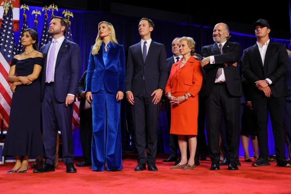 La famille Trump et des alliés politiques lors du discours de victoire de Donald Trump en Floride, le 6 novembre 2024.