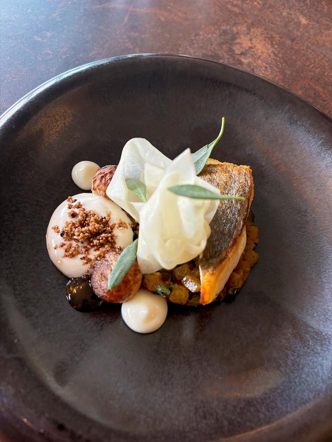 Dorade chou rave et chanvre torréfié du chef Romain Le Cordroch, au restaurant Bvañ, à Vannes (Morbihan).