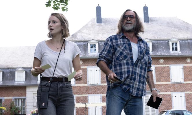 Amélia (Tiphaine Daviot) e Daniel (Eric Cantona) na série “Murder Club”, criada por Nathalie Hug e Jérôme Camut.