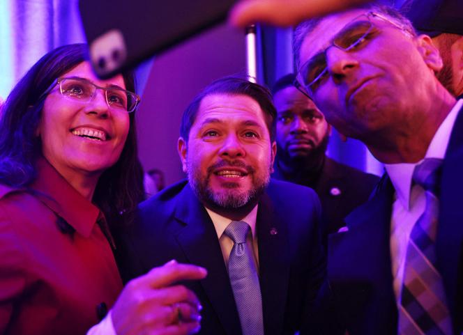 Ruben Gallego, candidato democrata ao Senado do Arizona, em Phoenix, Arizona, em 5 de novembro de 2024.