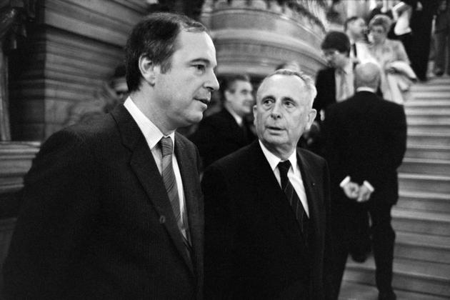 Jacques Fauvet (à droite), directeur du journal « Le Monde », s’entretient avec son successeur, André Laurens, le 25 juin 1982, à l’Opéra Garnier, à Paris.