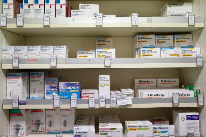 Medicamentos, incluindo antibióticos, numa farmácia em França. Foto ilustrativa.