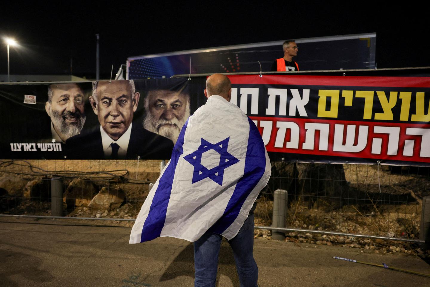 War in the Middle East: Israeli defense minister officially steps down; Trump talks to Abbas