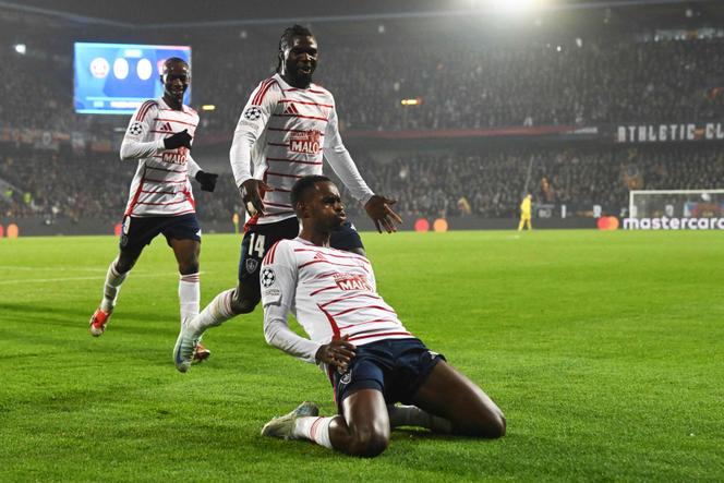 Edimilson Fernandes (ajoelhado) marcou o primeiro gol do Brest na vitória dos bretões sobre o Sparta Praga, quarta-feira, 6 de novembro de 2024, pela Liga dos Campeões.