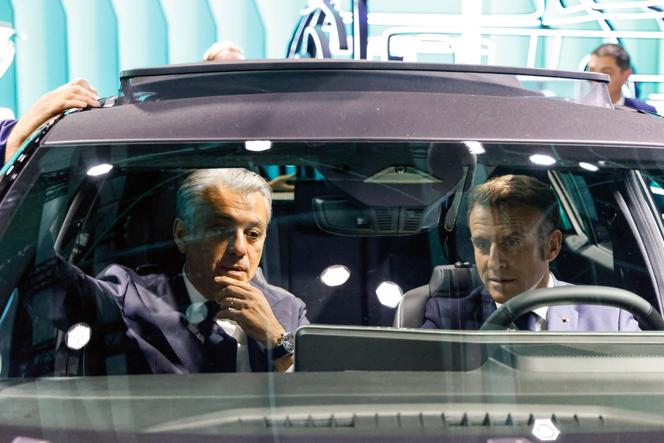 Le directeur général de Renault, Luca de Meo, en compagnie d’Emmanuel Macron au Mondial de l’automobile, à Paris, le 14 octobre 2024.