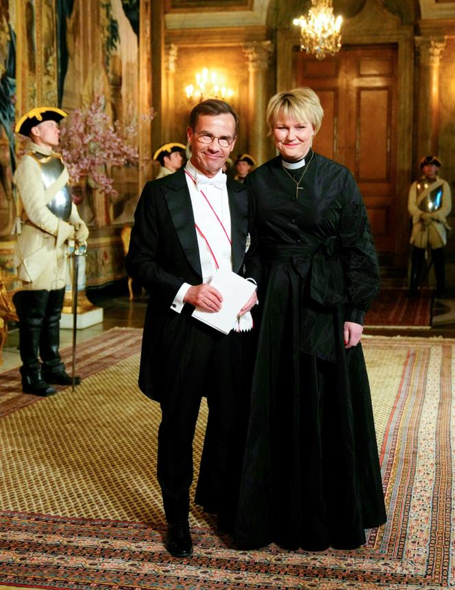 O primeiro-ministro sueco Ulf Kristersson e sua esposa, Birgitta Ed, no palácio em Estocolmo, 6 de maio de 2024.