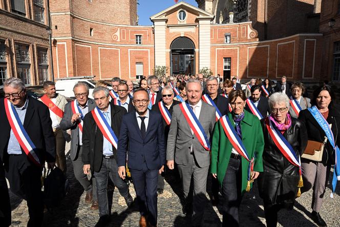 Cerca de uma centena de autarcas manifestaram-se na quinta-feira, 7 de novembro, em frente à prefeitura de Haute-Garonne, em Toulouse, para protestar contra os cortes orçamentais anunciados pelo governo.