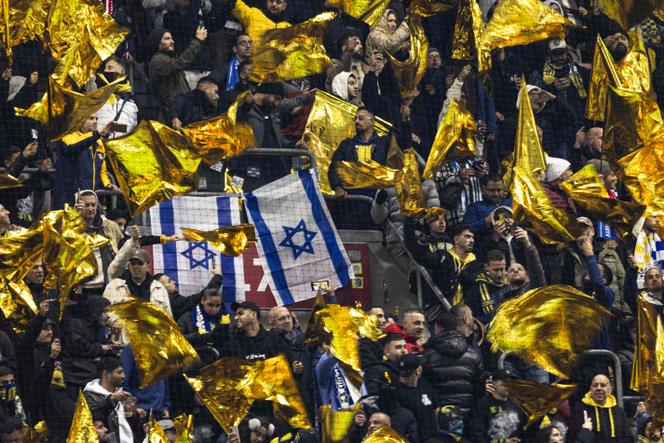 Torcedores do Maccabi Tel-Aviv, durante partida da Liga Europa entre a seleção israelense e o Ajax Amsterdam, no estádio Johan-Cruyff, em Amsterdã (Holanda), 7 de novembro de 2024.