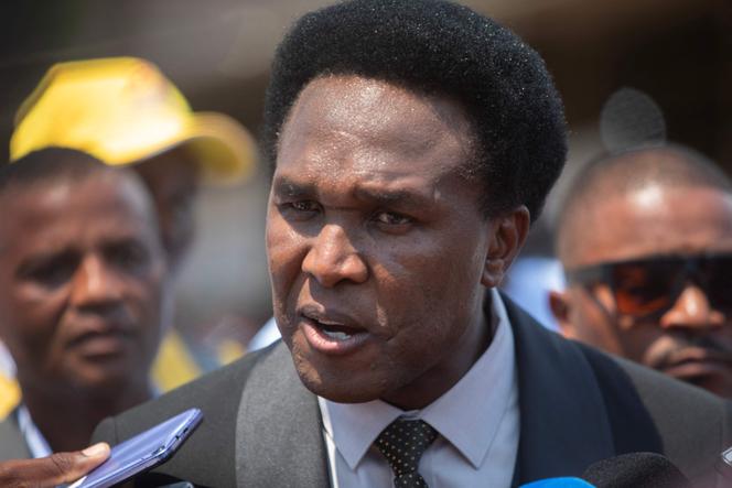 Venancio Mondlane, candidat à la présidence du Parti optimiste pour le développement du Mozambique (Podemos), s'exprime lors d'une conférence de presse après avoir voté dans un bureau de vote à Maputo, le 9 octobre 2024, lors des élections nationales au Mozambique.