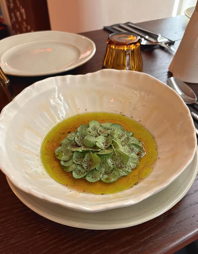 Le carpaccio de saint-jacques servi chez Stock (Paris 2ᵉ).