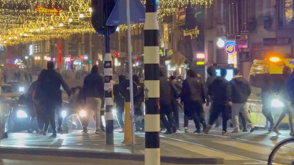 Des supporteurs de football israéliens et des jeunes Néerlandais s’affrontent près de la gare centrale d’Amsterdam, aux Pays-Bas, le 8 novembre 2024. Image obtenue à partir d’une vidéo sur les médias sociaux.