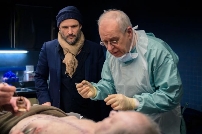 Thomas Lilti (esquerda), no set da série “Hipócrates”.