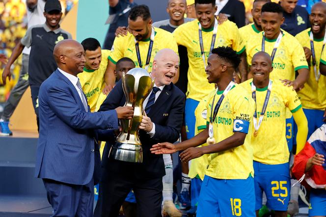O Presidente da Confederação Africana de Futebol, Patrice Motsepe, e o da Federação Internacional de Futebol, Gianni Infantino, entregam o troféu da Liga Africana ao capitão do Mamelodi Sundowns, Themba Zwane, no dia 12 de Novembro de 2023, em Pretória.