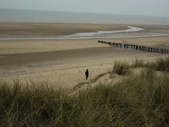 Um policial monitora possíveis saídas para a Inglaterra, em Sangatte (Pas-de-Calais), em 7 de novembro de 2024.