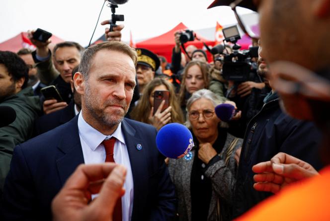 Le ministre de l’industrie, Marc Ferracci, s’entretient avec des salariés en grève devant l’usine Michelin de Cholet (Maine-et-Loire), le 8 novembre 2024.