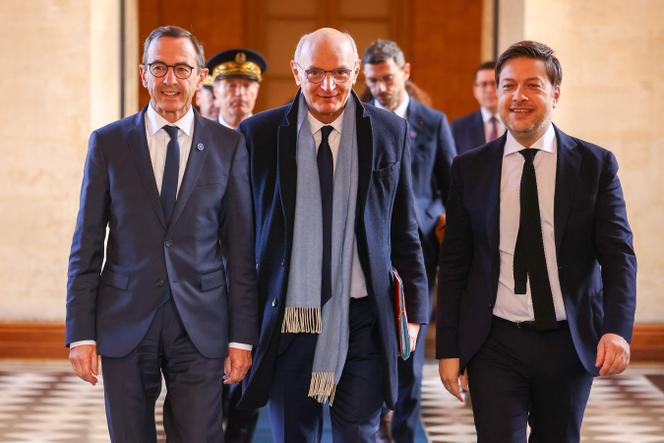 Da esquerda para a direita: o Ministro do Interior, Bruno Retailleau, o Ministro da Justiça, Didier Migaud, e o Presidente da Câmara de Marselha, Benoît Payan, chegam à Câmara Municipal para anunciar medidas destinadas a reforçar a luta contra o tráfico de droga, em Marselha, no dia 8 de novembro de 2024. 