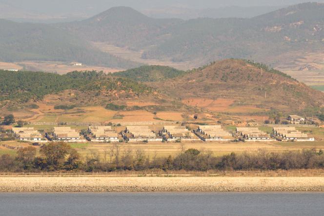 Vista da cidade norte-coreana de Kaesong, do outro lado da zona desmilitarizada (DMZ), do Observatório da Paz de Ganghwa, na ilha sul-coreana de Ganghwa, 8 de novembro de 2024.