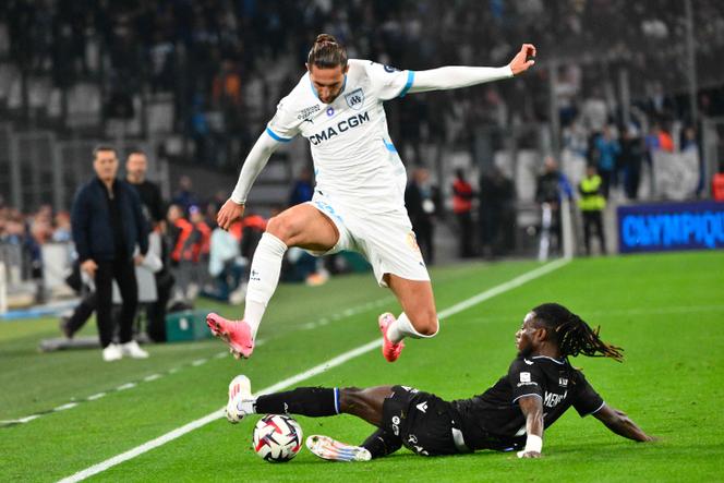 O zagueiro do Auxerre, Gideon Mensah, enfrenta o meio-campista do Marselha, Adrien Rabiot, no dia 8 de novembro de 2024, no Stade-Vélodrome, em Marselha.