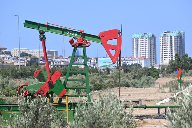 Um poço de petróleo em Baku, na capital do Azerbaijão, Baku, 23 de julho de 2024.