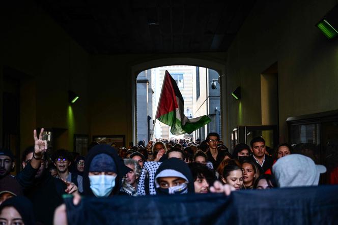Manifestantes pró-Palestina durante manifestação contra a visita do Presidente da Assembleia Nacional à Universidade Lyon-III, 8 de novembro de 2024.