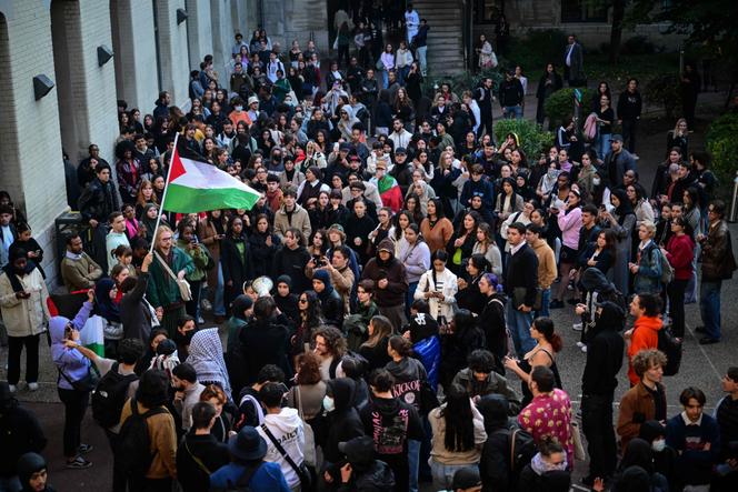 Manifestantes pró-palestinos reuniram-se contra a visita à Universidade de Lyon-III de Yaël Braun-Pivet, presidente da Assembleia Nacional, em 8 de novembro de 2024, em Lyon.