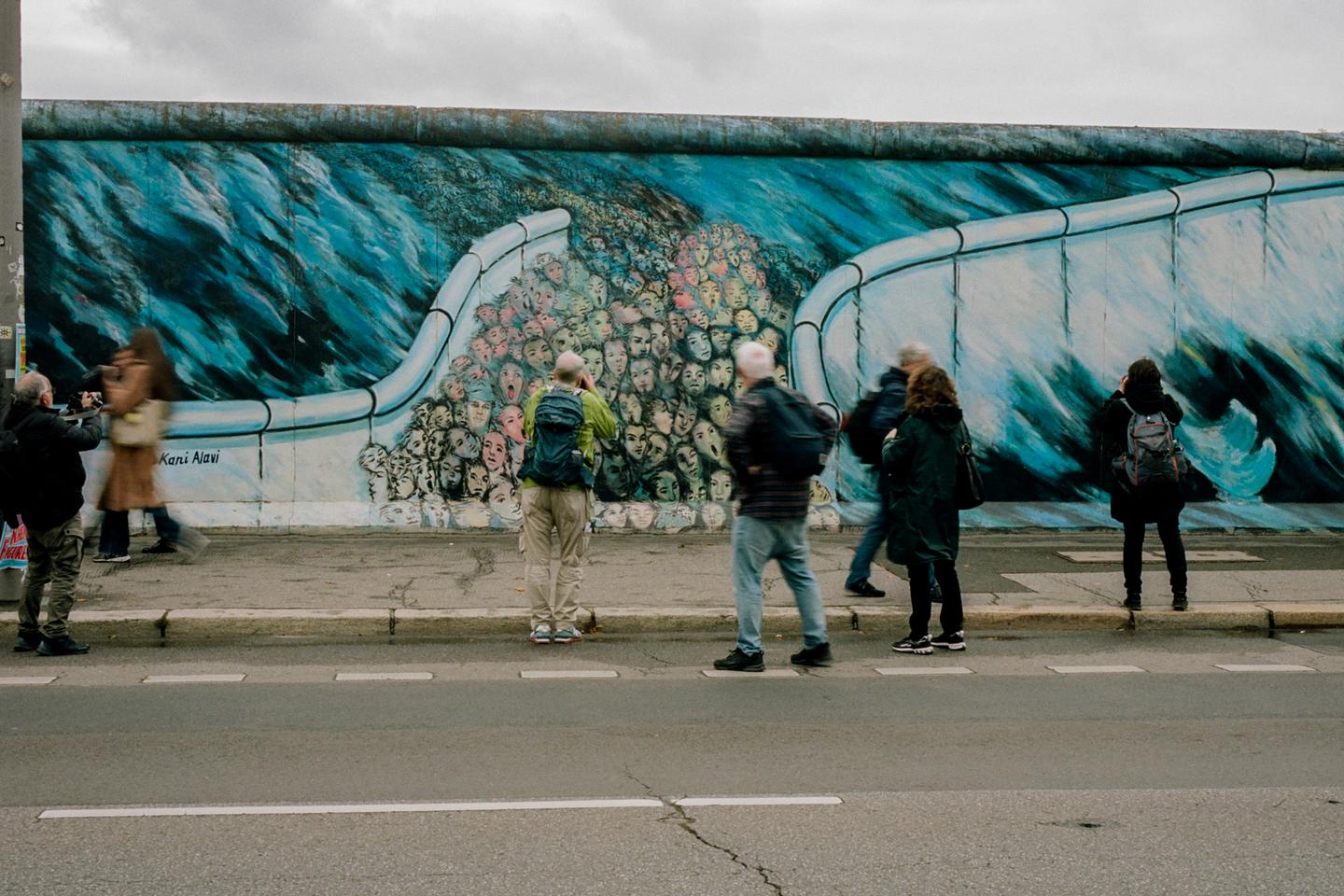 Photos. Tracing fragments of the Berlin Wall, 35 years after it fell