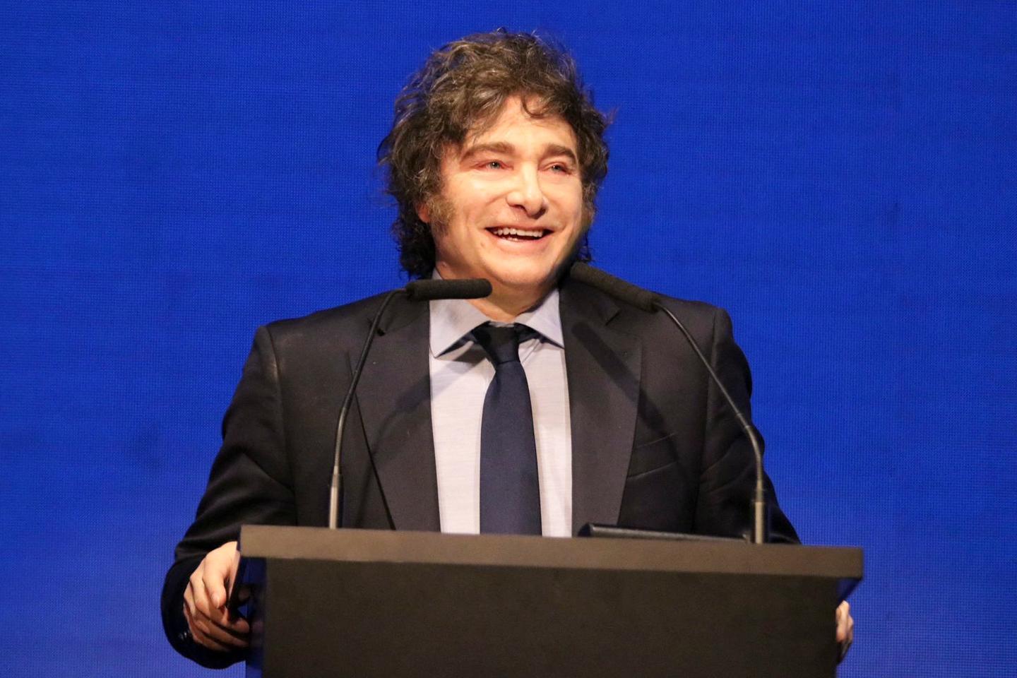 アルゼンチンでは、ハビエル・ミレイ氏が自身が非難した「システム」による統治を強いられた