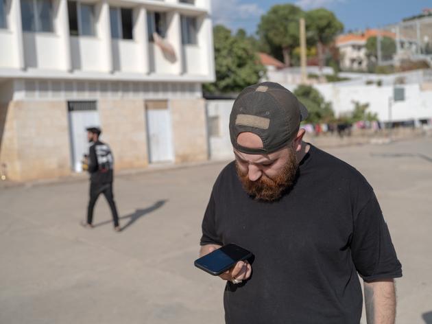 Haider, 30 anos, liga para seus entes queridos após um bombardeio do exército israelense em Baalbek. Em Deir Al-Ahmar (Líbano), 6 de novembro de 2024.