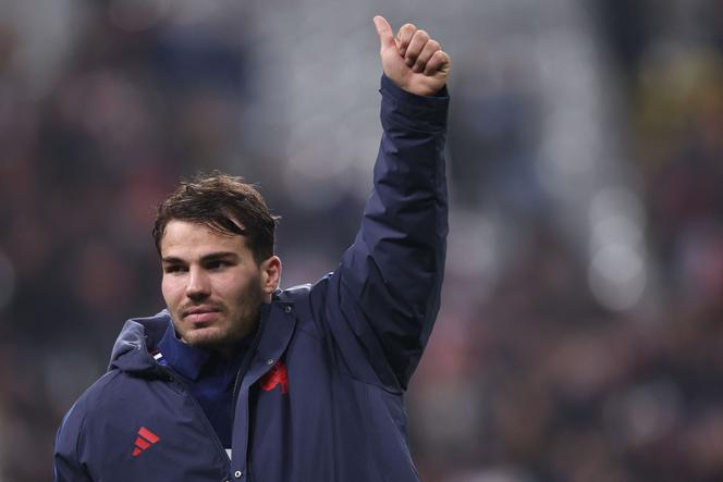 Antoine Dupont, há muito aclamado pelo público no Stade de France por seu retorno, após a vitória dos Blues contra o Japão (52-12), em 9 de novembro de 2024. 